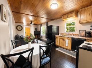 Cozy 3BR Apartment Central Kilgore Location - 4