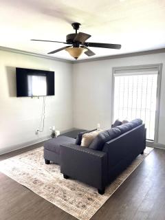 Cozy Graceful 2BR Near Downtown Houston & Med Center - 0