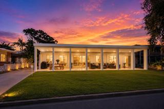 Beachfront Pet-Friendly Home with Pool & Studio Apt in Townsville - 0