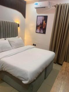 Royal vantage hotel and suites - 1