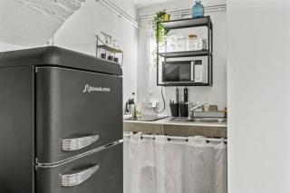 Cozy Belvedere Basement Apartment - 4