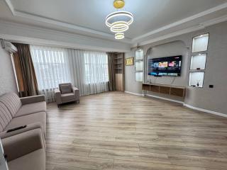 3 bedroom apt on Chokmorova 154 near GUM and TSUM - 1