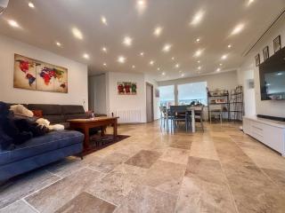 Air-conditioned villa with pool - 2