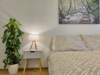 Modern Trendy Apartment with Balcony & Free Parking - 7