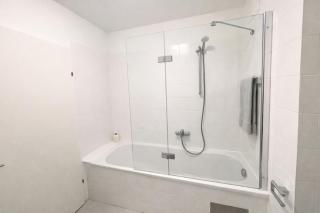 Modern Trendy Apartment with Balcony & Free Parking - 1