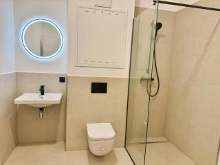 Modern Design Apartment with Garden & Free Parking - 3