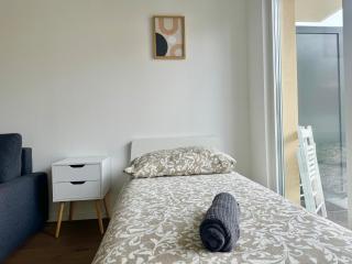 Modern Design Apartment with Garden & Free Parking - 4