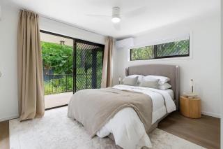 Broadbeach 2BR Getaway Near Beach - 9