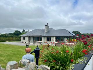 Superb large 5 bedroom home, 6 beds, sleeps 10-11 guest, with lovely mountain views - 9