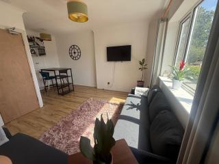 The Chessington Retreat - 2 Bed Home - 0