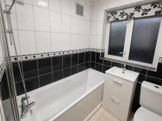 The Chessington Retreat - 2 Bed Home - 5