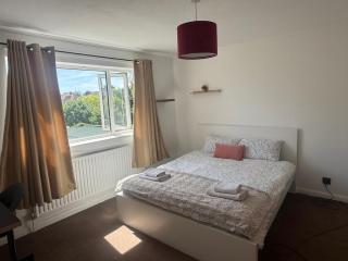 The Chessington Retreat - 2 Bed Home - 1