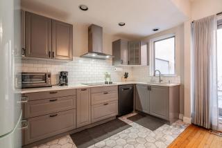 Charming Old City haven Parking - Rooftop - Sleeps 8 - 8