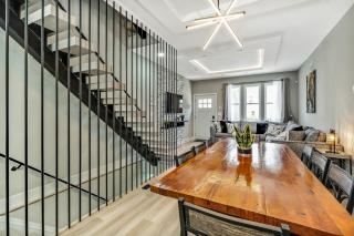 Spacious Downtown 4BR-3BTH w'Roofdeck Sleeps 12 - 2