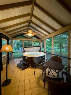 Central 5-Bed King Retreat with Hot Tub - 0
