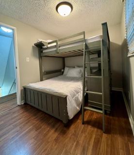 Central 5-Bed King Retreat with Hot Tub - 6