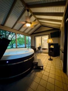 Central 5-Bed King Retreat with Hot Tub - 9