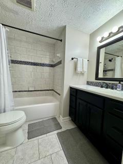 Central 5-Bed King Retreat with Hot Tub - 3