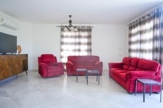 Spacious 4BR Einbay Chalet Overlooking Lake & Golf - 9
