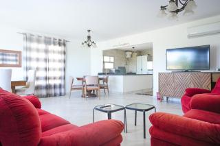 Spacious 4BR Einbay Chalet Overlooking Lake & Golf - 0