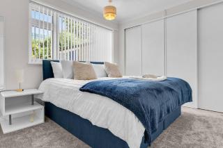 Modern 3 BedROOM House with Air Conditioning & Parking - 1