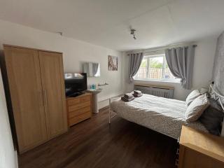 Self-contained large annexe near Stonehenge - 4