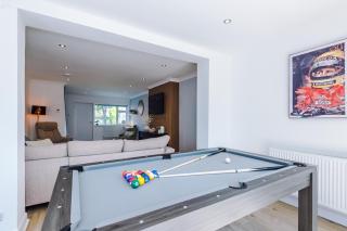 *NEW* 3BR Home | Driveway | Garden | Pool Table - 1