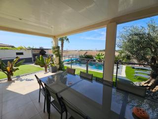Villa Aurélia - Piscine - 10 personnes- 10 mn des plages - 6