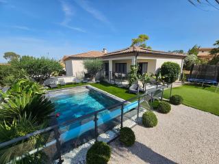 Villa Aurélia - Piscine - 10 personnes- 10 mn des plages - 8