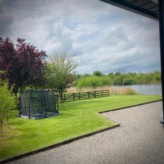 Quiet Riverside Stopover by the Shannon - 7