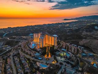Luxury 2-Bedroom Sea View Apartment in Gold City - 9