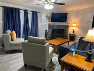 Scenic Mountain Views 4 Bedrooms 2 Bath Home - 0