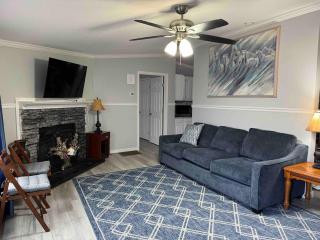Scenic Mountain Views 4 Bedrooms 2 Bath Home - 2