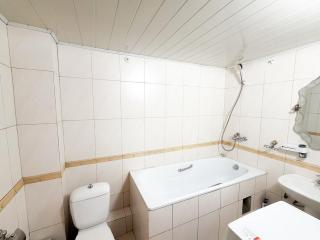 Cozy Apartment Sleeps 4 Central Location - 4
