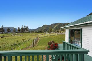 Little Kowhai - Te Kaha Holiday Home - 8