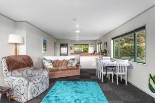 Little Kowhai - Te Kaha Holiday Home - 6