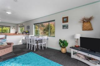 Little Kowhai - Te Kaha Holiday Home - 5