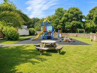 Cornwall Cosy Bungalow - 2