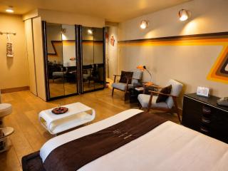 Chez Claude - Retro Chic Suite - 8