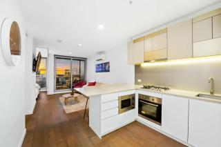 40th Floor CBD Retreat with Pool & Parking - 9