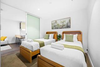 40th Floor CBD Retreat with Pool & Parking - 3