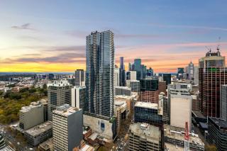 40th Floor CBD Retreat with Pool & Parking - 2