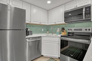 Comfort by the Beach - Heated Pool & Private Beach - 8