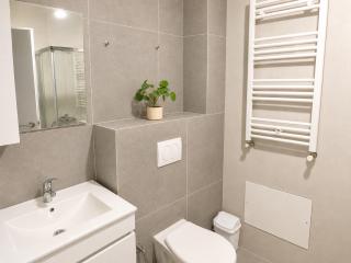 ELIZA B Fushë Kosovë Two-Bedroom Apartment with Balcony - 3
