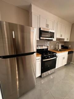 Large 2 BR House with patio 15 min Times Manhattan - 6
