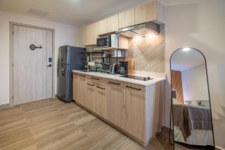 Studio 18th Floor, View, Access to Shopping Plaza - 8