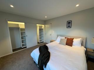 Three Bedroom Modern Family Retreat with Stunning Mountain Views close to The Remarkables - 6