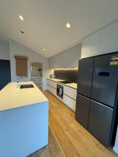 Three Bedroom Modern Family Retreat with Stunning Mountain Views close to The Remarkables - 5