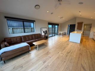 Three Bedroom Modern Family Retreat with Stunning Mountain Views close to The Remarkables - 3