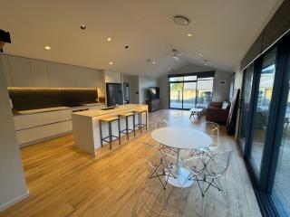 Three Bedroom Modern Family Retreat with Stunning Mountain Views close to The Remarkables - 2
